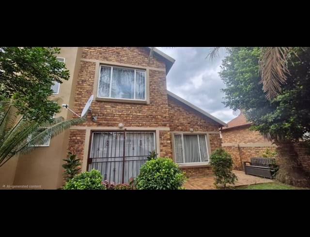 3 BEDROOM TOWNHOUSE FOR SALE IN HEUWELSIG ESTATE
